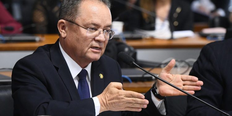 Senado exclui imóveis rurais de projeto que suspende despejos coletivos