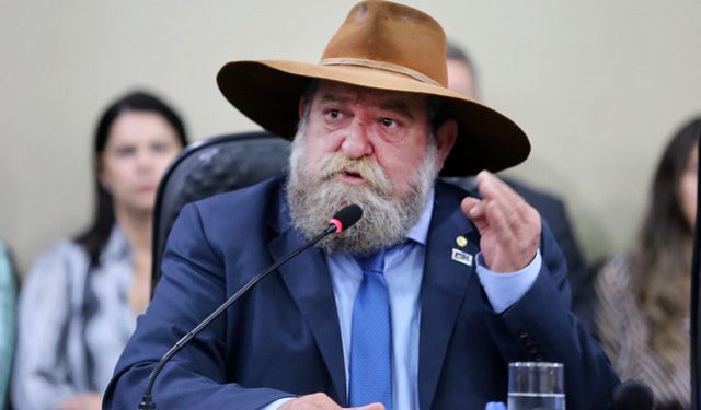 Covid-19: Câmara aprova projeto que prioriza caminhoneiros em plano de vacinação