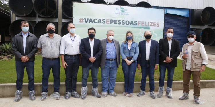 Aline Sleutjes apresenta desafios da cadeia leiteira em visita de parlamentares à Embrapa