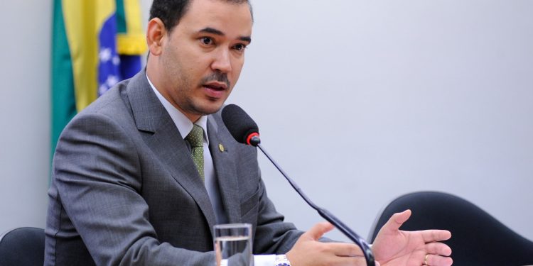 Covid-19: Câmara aprova projeto que prioriza caminhoneiros em plano de vacinação