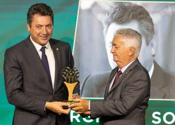 Presidente da FPA recebe Prêmio Agro Brasil na categoria política