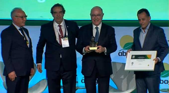 Arnaldo Jardim é homenageado pela defesa ao setor agropecuário