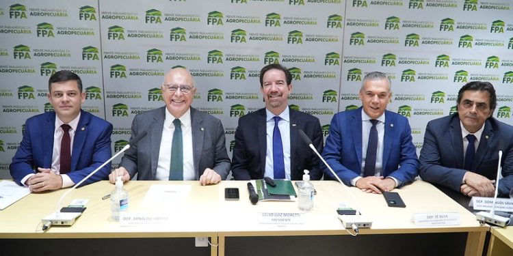 Reforma tributária e invasões de terras norteiam reunião com presidentes de comissões