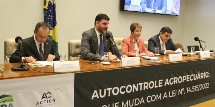 Deputados e senadores debatem a regulamentação da Lei do Autocontrole