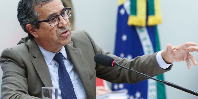 CPI das invasões de terra retoma trabalhos e ouve ex-presidente do Incra