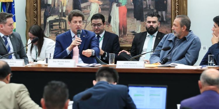 José Rainha se esquiva de perguntas relacionadas ao financiamento das invasões de terras