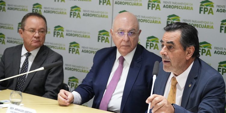 Importação do leite encarece preço no supermercado e atinge o produtor rural
