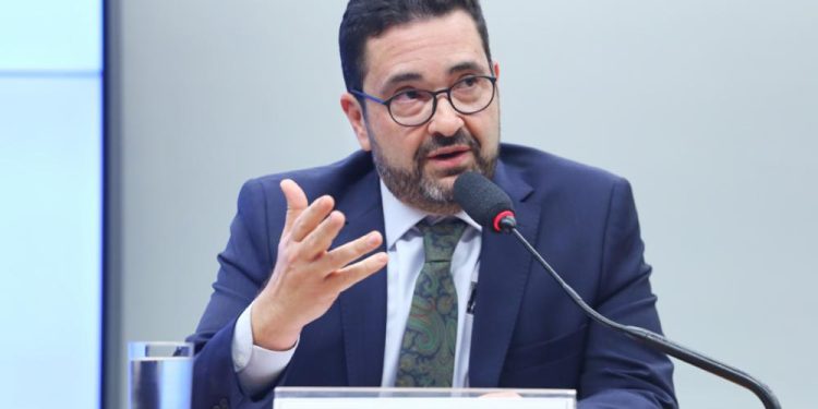 Ex-presidente do INCRA é ouvido na CPI das Invasões de Terras 