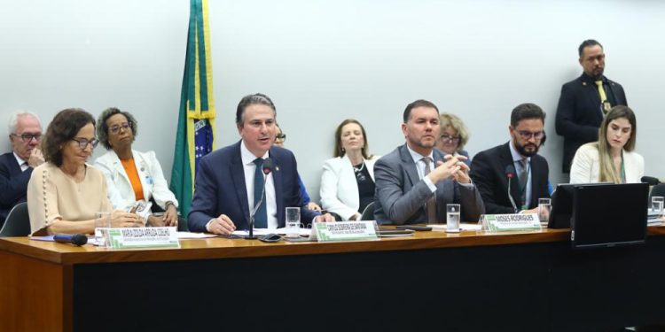 Bancada do agro confronta ministro da Educação sobre questões do Enem