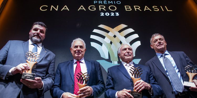 Presidente da FPA recebe prêmio CNA Agro Brasil 2023