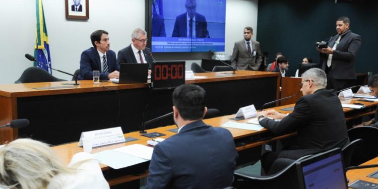 Parlamentares buscam autonomia brasileira na produção de insumos agrícolas