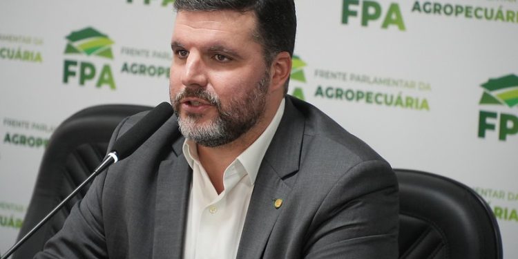 Câmara aprova urgência para projeto que pune invasores de terra