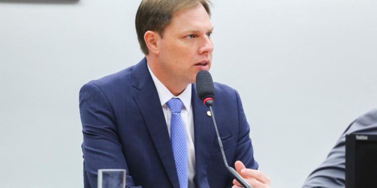 Lucas Redecker assume compromisso com o desenvolvimento do setor produtivo