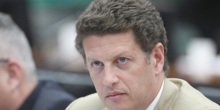 CCJ aprova medida para combater invasões de propriedades urbanas e rurais