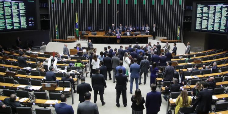 Câmara aprova impedimento aos ocupantes e invasores de propriedades de receberem benefícios do Estado