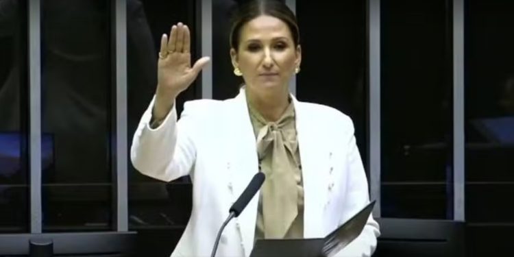 Juliana Kolankiewicz assume cadeira na Câmara e reforça compromisso com a FPA