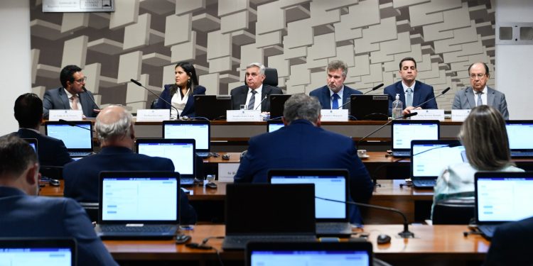 Economista destaca inconsistências na regulamentação da Reforma Tributária durante audiência no Senado