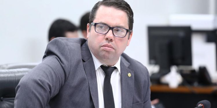 Parlamentares da FPA cobram esclarecimentos de ministro na Comissão de Agricultura