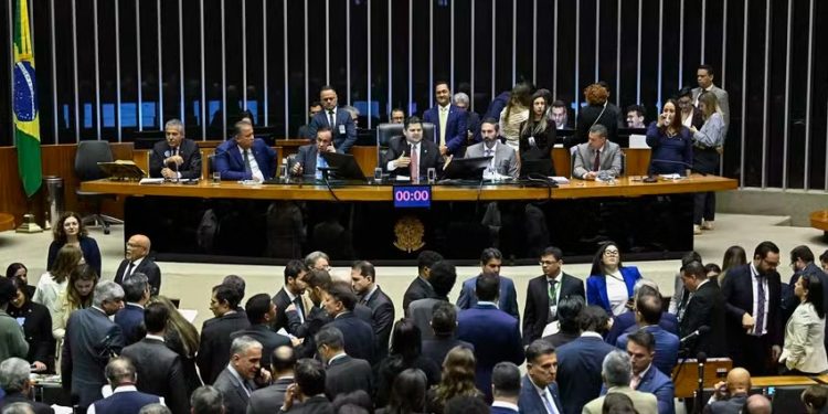 Congresso derruba veto do governo e mantém isenção de impostos para Fiagros e FIIs na Reforma Tributária