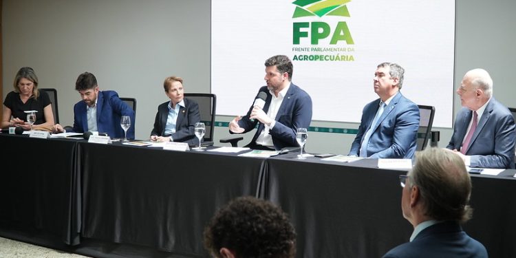 “Não existe defesa internacional com autossabotagem interna”, afirma Pedro Lupion