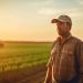 produtor rural olhando para horizonte