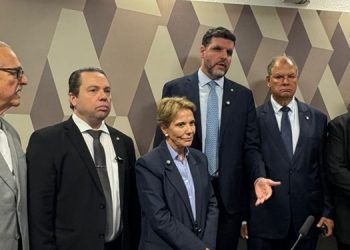 Parlamentares em aprovação na CAE