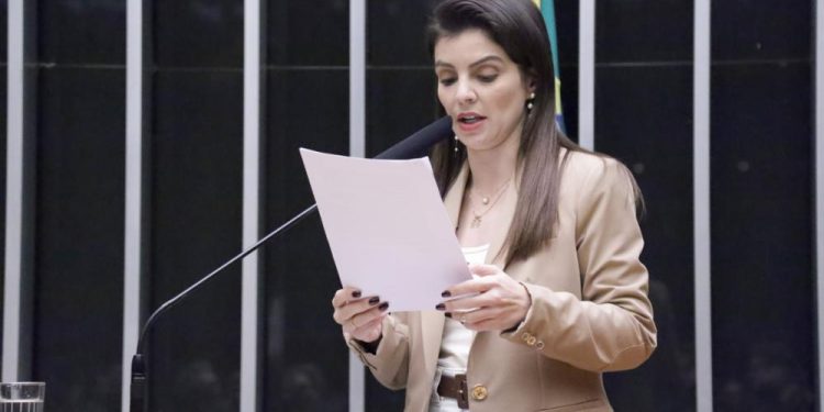 Deputados aprovam projeto para viabilizar pagamento de subvenção a combustíveis