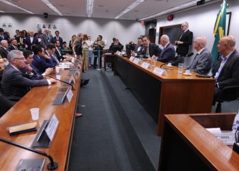 Plano de testes do E35 sairá em setembro, diz secretário durante seminário da Lei do Combustível do Futuro